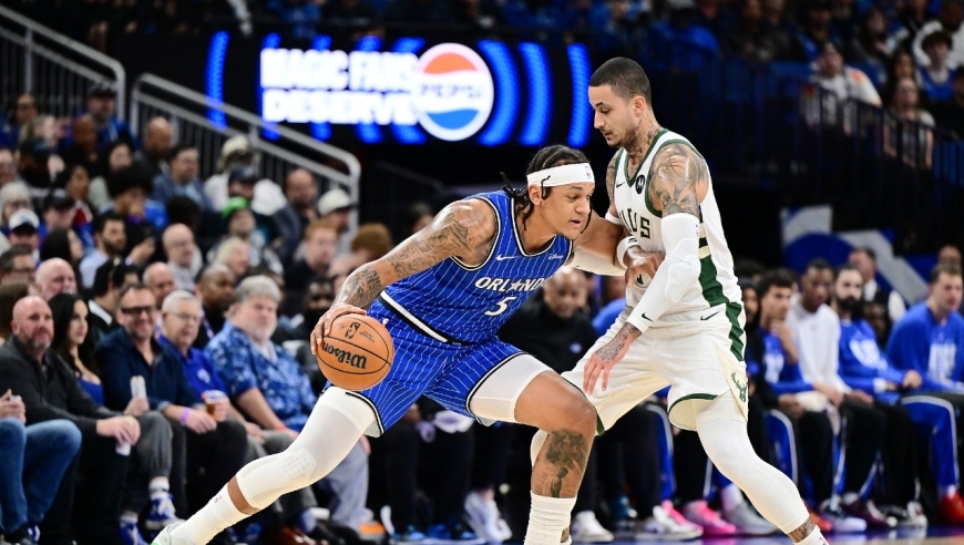 托马斯首秀5中1！雄鹿惨负魔术结束3连胜 波特28分小瓦复出