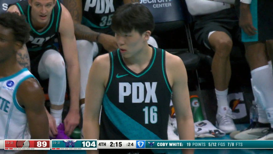 终于上场了！杨瀚森vs黄蜂2:15全纪录：拿2分1板＆篮下强硬摘扳补篮