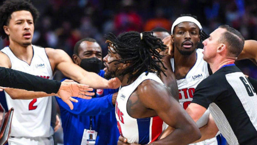 我又没打你！斯图尔特此前被詹姆斯肘击满脸是血 这次直接肘翻赵四