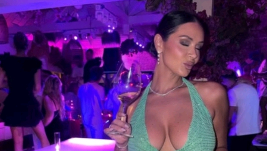 乔治躺赚五千万美金，妻子丹妮拉晒度假照，身材抢镜表情好享受