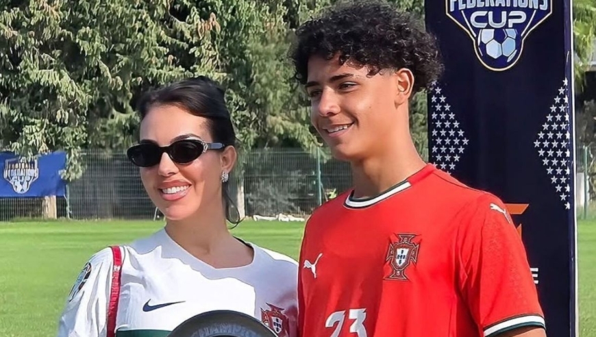 “妈妈为你骄傲”15岁迷你罗3场1球+助葡萄牙U16夺冠 乔治娜到场