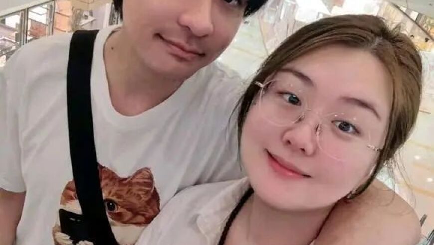 小明剑魔和老婆和好秀恩爱，晒出合照大赞：老婆最好！