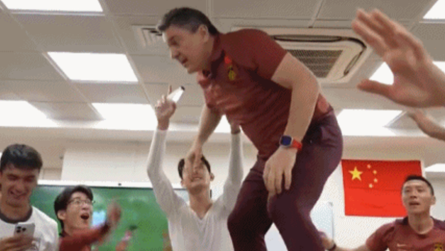 球员集体起哄！安东尼奥罕见失控，站桌上跳旋转舞，球迷：想起陈戌源