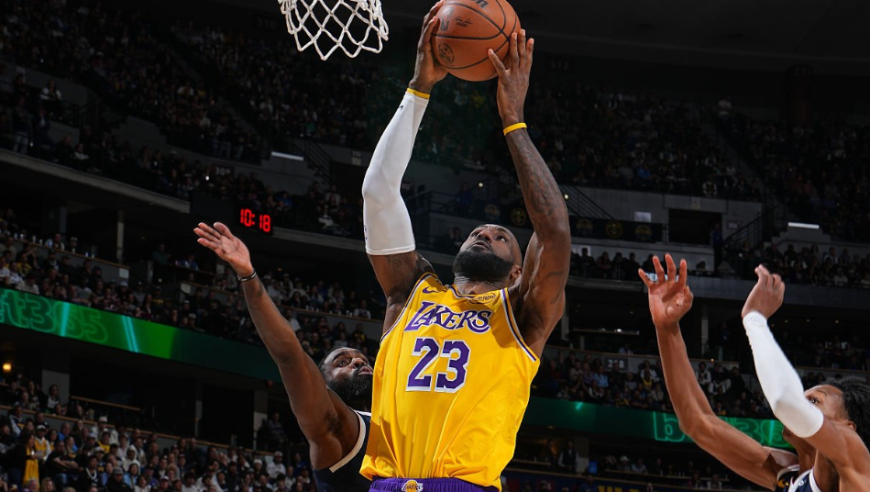 詹姆斯200岁还能扣太离谱！本人回应朋友称赞：6个笑哭了表情