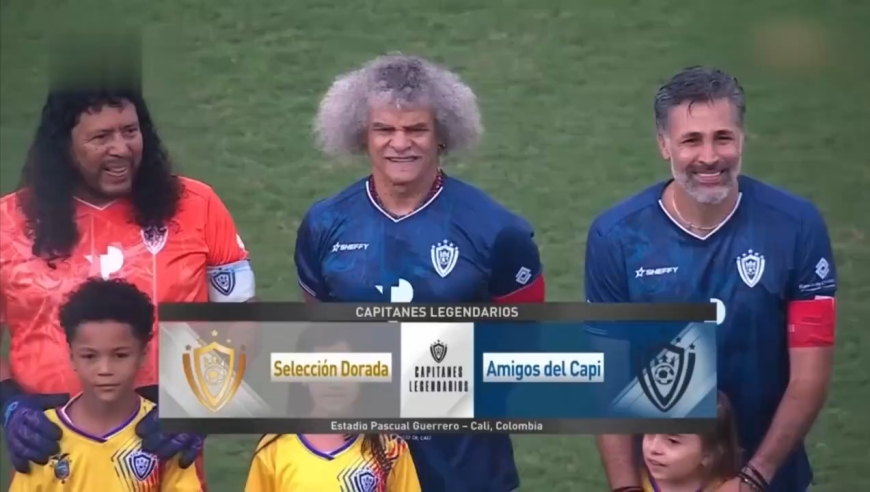 太牛了！慢镜还原59岁伊基塔再现蝎子摆尾，全场球迷沸腾