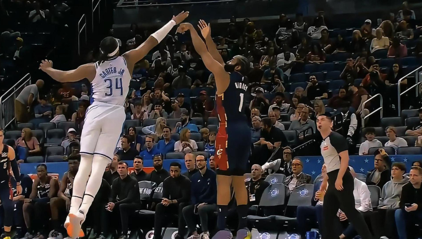 对轰！哈登三分突破再助攻接管骑士对轰魔术 双方两分钟对轰13分