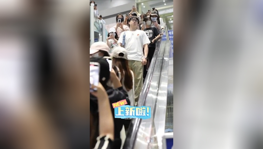 水泄不通！国乒返回北京，王楚钦被粉丝围堵，表情尽显疲惫无奈