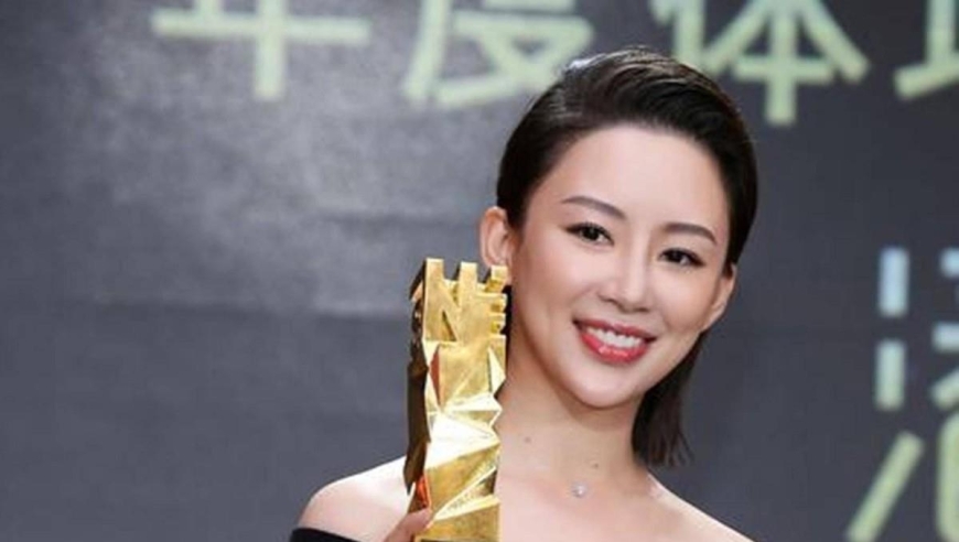 43岁潘晓婷依然单身，身姿迷人无人追求，父亲曾为严管感到遗憾