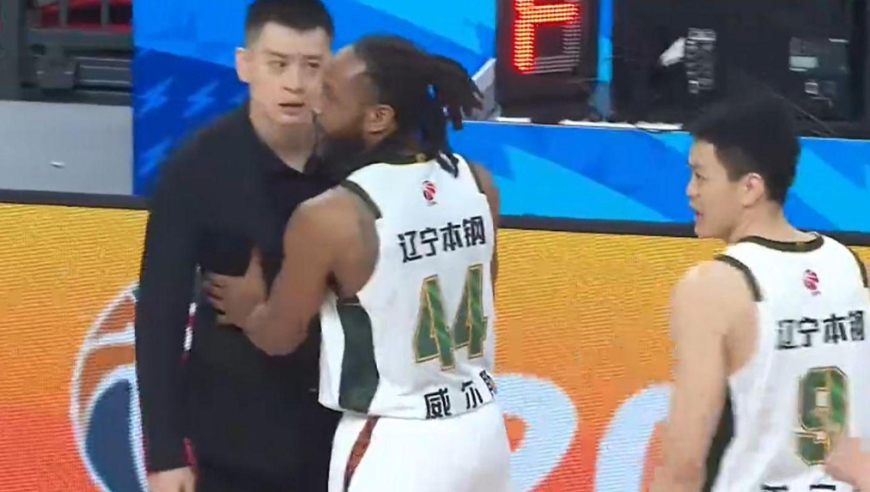 杨鸣坐等罚单吧！4媒体人发声：吹判无误，被驱逐或遭追加处罚