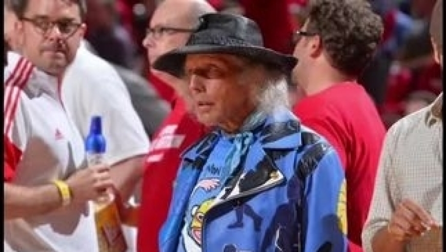 体坛记忆｜NBA最土豪的球迷，60年时间花了2亿看球，永远只坐第一排！正牌超模女友竟比他小46岁！