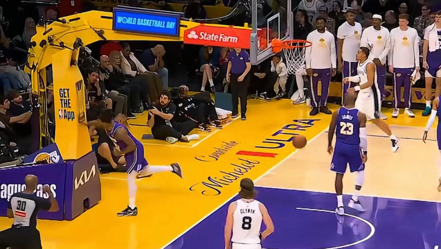 心态崩了！斯玛特三分助湖人续命 马刺连造湖人犯规斯玛特怒拍篮架