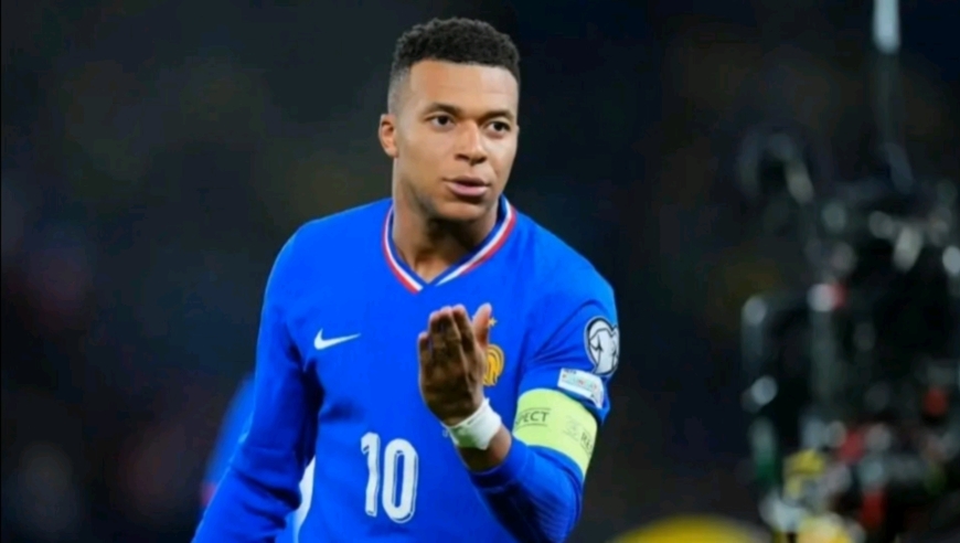 姆巴佩独造3球！法国连进4球秒杀对手晋级世界杯，全场球迷沸腾