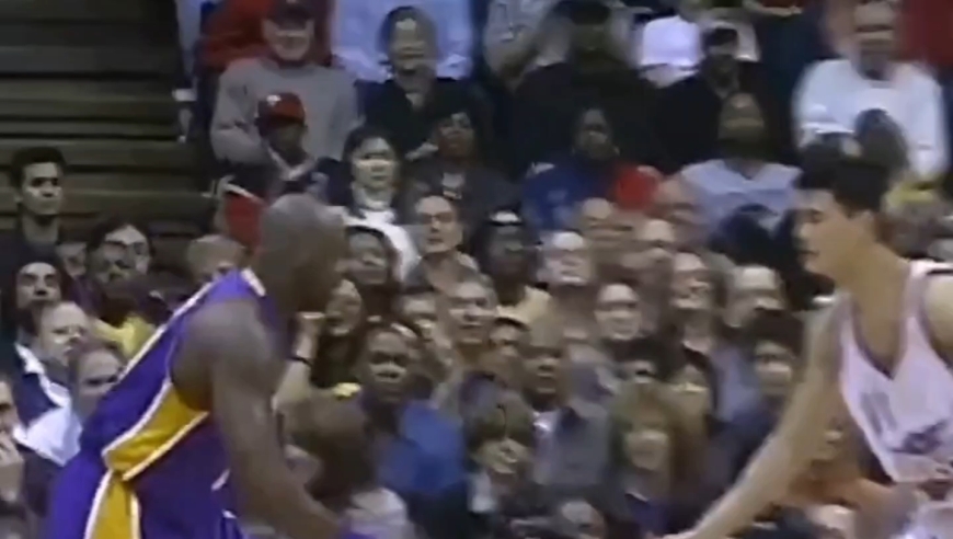 初生牛犊不怕虎 新秀姚明对大鲨鱼奥尼尔回顾