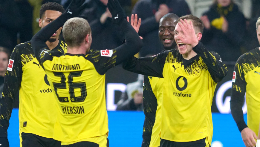 德甲爆笑乌龙！球打到屁股反弹进自家门，多特4-0美因茨