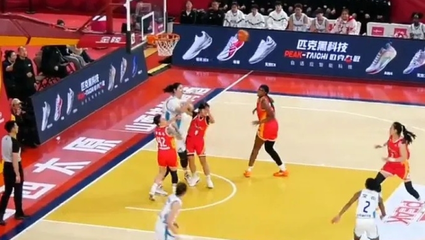 7分4失误！张子宇正负值-15全场最差，球迷怒喷：移动慢成筛子