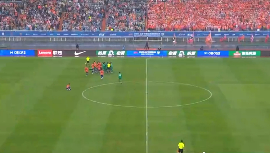 山东悍将背后铲倒孔特引冲突，镜头迅速缩小并切换看台，解说也费解一席话道出球迷心声