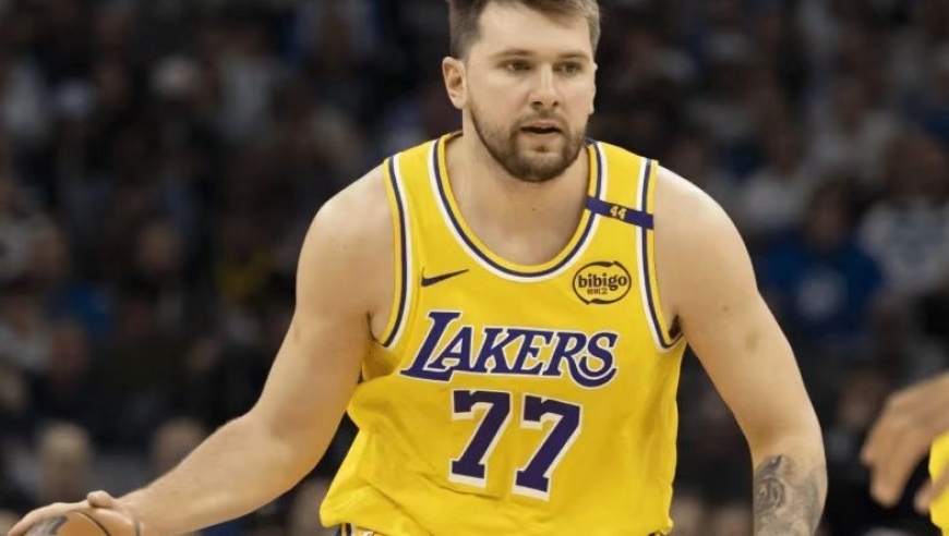 湖人内讧接连传出！斯玛特多次表达不满，防守懒散，还拿自己当腕