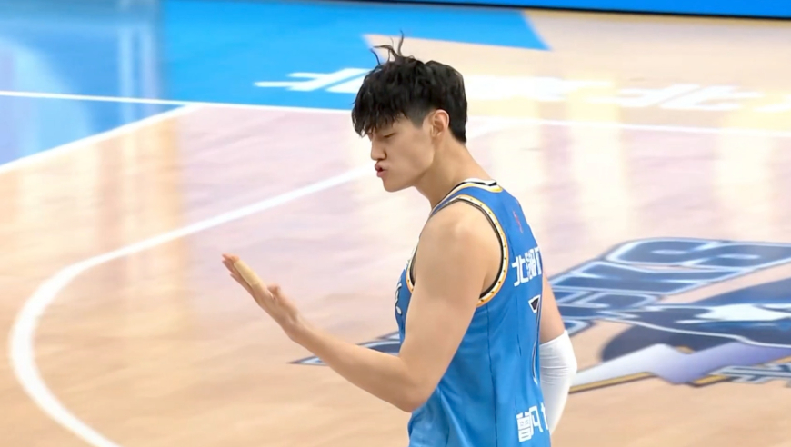 曾凡博复出首秀砍18分 追身血帽展现超强身体连打徐杰胡明轩2+1