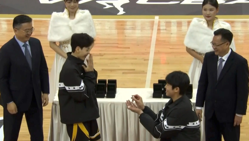 广东女篮开幕式收获冠军戒指：杨舒予搞笑被“求婚” 杜锋现场见证