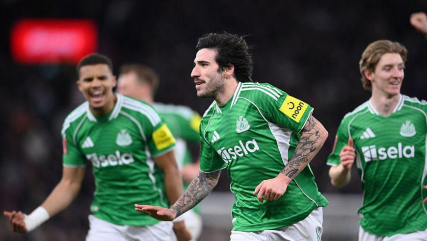 全是名场面！内鬼式丢球+门将中场放铲直红，没VAR疑越位进球