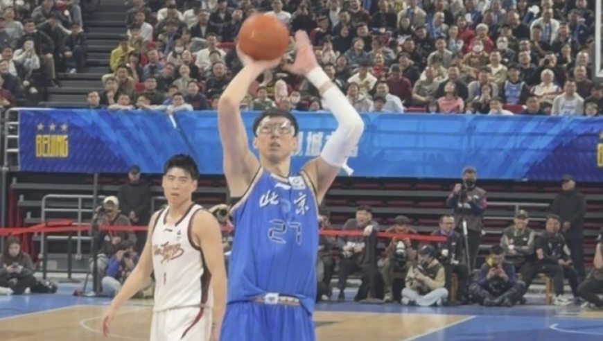 打破心魔！周琦连续13罚不进，第14罚颠进替补席起立欢呼