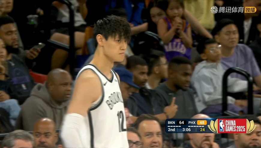 人气太火热！曾凡博首次代表篮网出战球迷山呼海啸 可惜上来就犯规