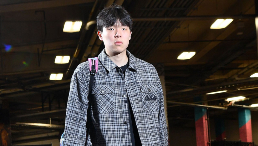 美媒：杨瀚森被现实浇了一盆冷水 面临白白浪费新秀赛季风险