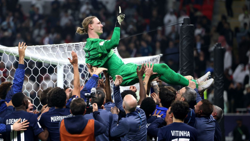 封神之夜！实拍巴黎门将震撼点球大战四连扑助夺冠，被队友高高抛起