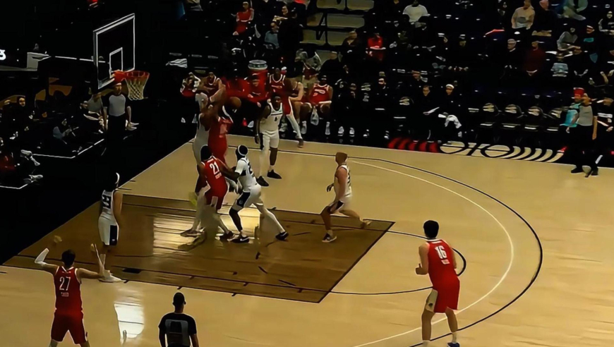 队友是真不给机会！杨瀚森无出手机会 防守又要协防随后被换下场