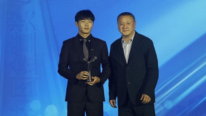 4天前刚获金童奖！17岁国足红星无缘中超+荒废4个月，蓉城遭批业余