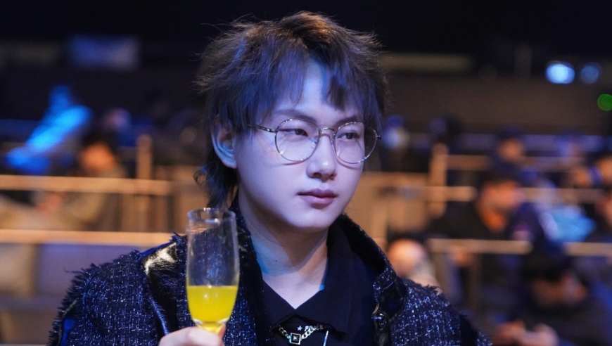 Fly要打人了，AG“放海”被小号情久暴打：轩染被挑衅，vv教练嘴角压不住，可以去鸟巢了？