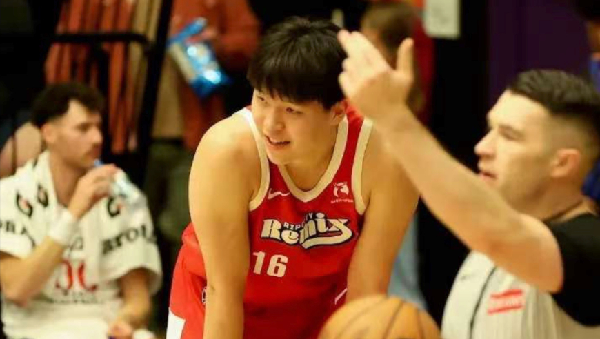 带伤出战！杨瀚森21+9+6集锦：篮下梦幻脚步看晕对手