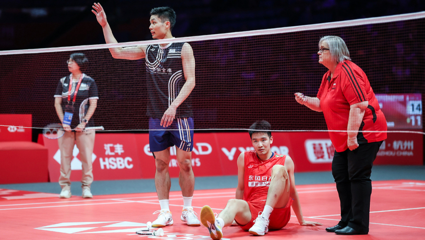 揪心 李诗沣崴脚受伤回放 大比分领先遗憾退赛 被轮椅推出赛场