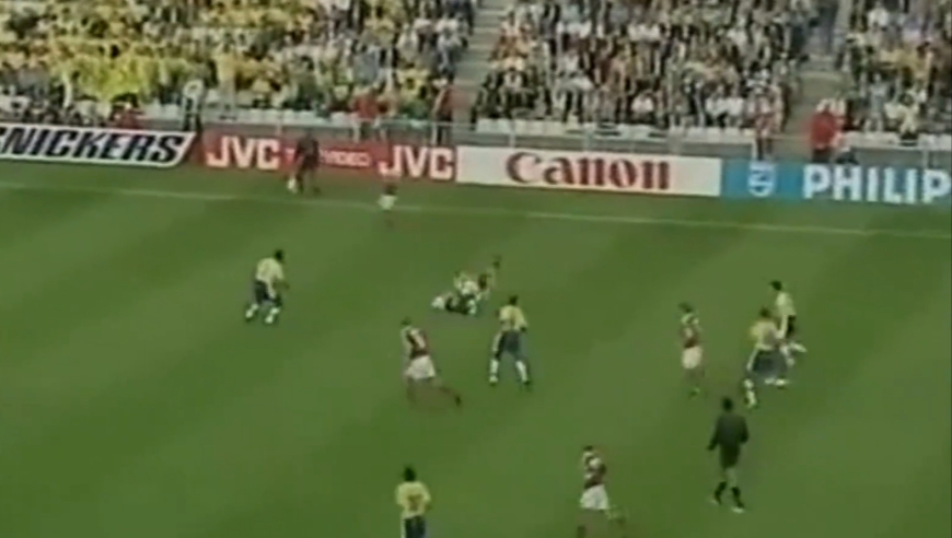 体坛记忆｜98年世界杯巴西vs丹麦，大罗两记外星传球撕碎丹麦童话