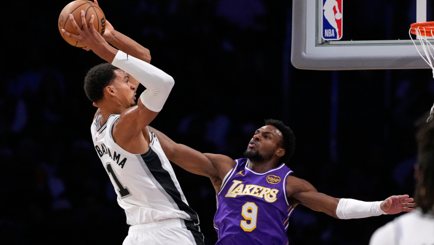 湖人马刺决胜时刻：文班六犯离场 最后1.2秒上演三度极限反转