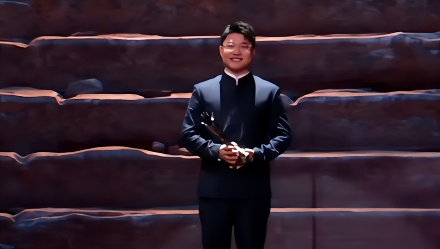 无冠给3冠王颁奖，操作没下限！UZI遭受质疑，小吕布回应续约问题