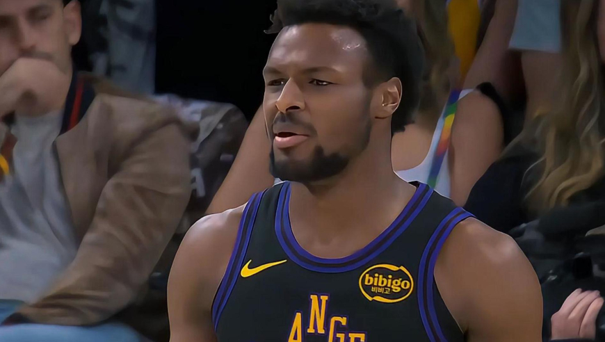 布朗尼vs爵士赛场集锦：登场就进三分看嗨詹皇+助攻阿杜连送妙传