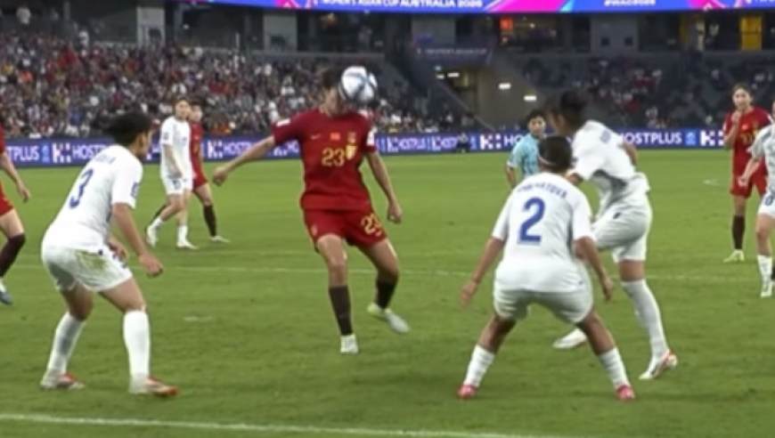 铿锵玫瑰！邵子钦脸被大脚解围球重重击中，坚持战斗完成打门