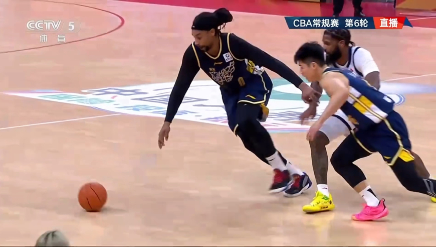 绝对五大囧！焦泊乔快攻一条龙面对空篮竟然双手暴扣扣飞