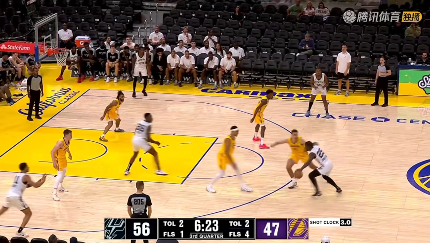 这也太帅了！贝兹利弧顶陀螺转身摆脱防守 随后直接双手暴扣