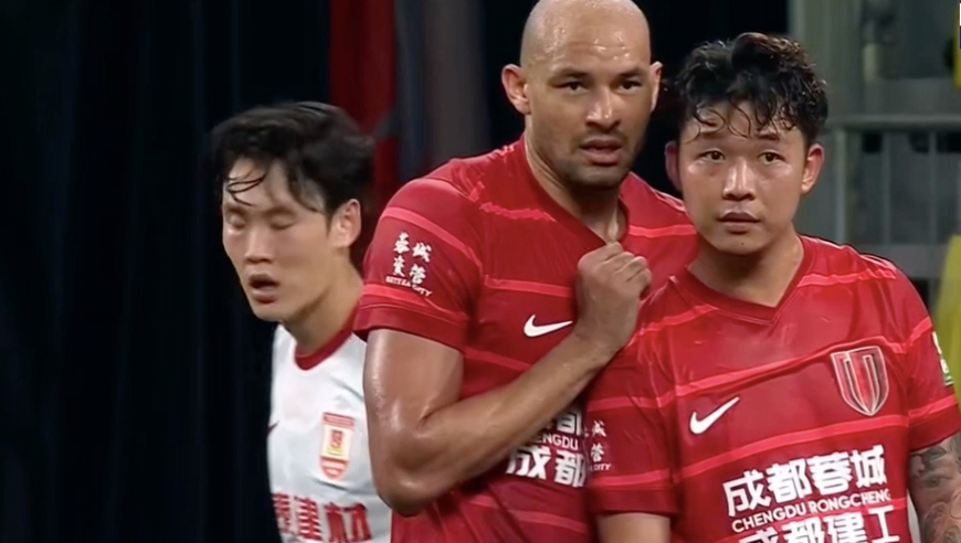 1-0！中超榜首90分钟易主 争冠豪门7轮6胜登顶 核心国脚破门+伤退