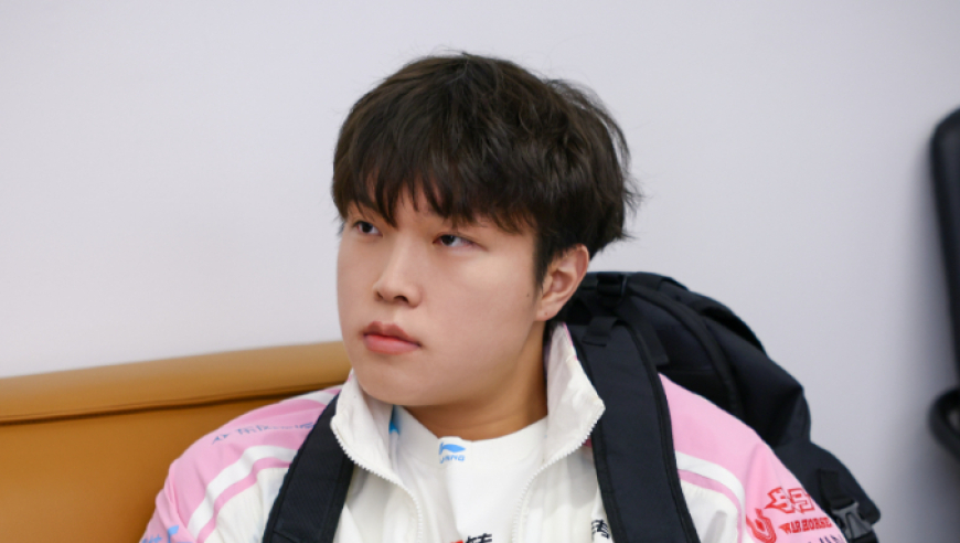 Bin背包离队后又回来道歉，被管理层嘲讽，BLG在直播间里卖书包