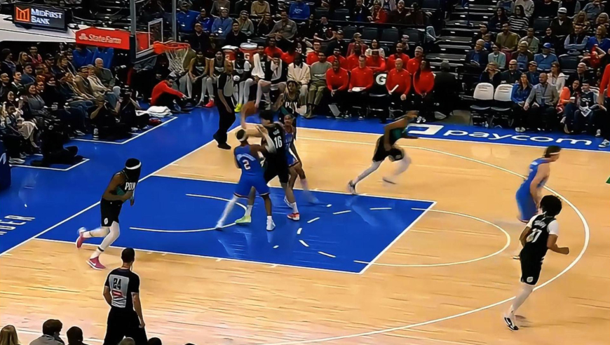 出场就有贡献！杨瀚森防到亚历山大打铁并抢下篮板 随后还命中三分