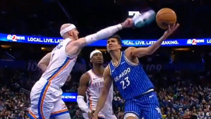 打败你的是&ldquo;无鞋&rdquo;！卡鲁索手拿着鞋盖帽席尔瓦 后者一脸懵2分算还吃T