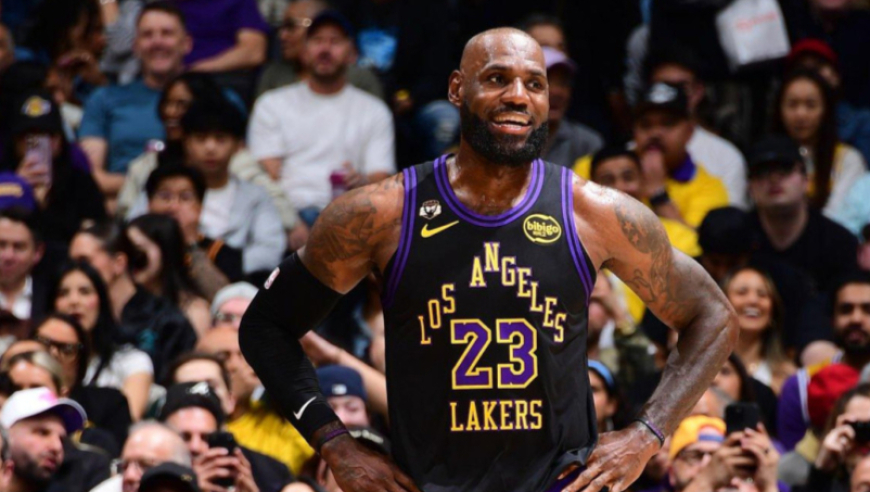 詹姆斯失三分绝杀！空砍21分6板4助难阻两连败 上演惊天钉板大帽