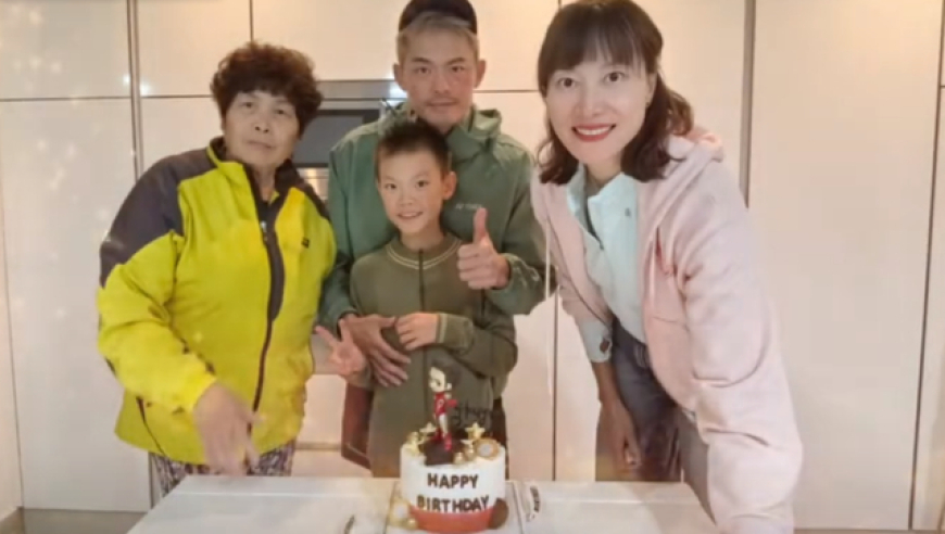 林丹西班牙为儿子庆生，与谢杏芳同框显瘦小，一家四口住独栋别墅
