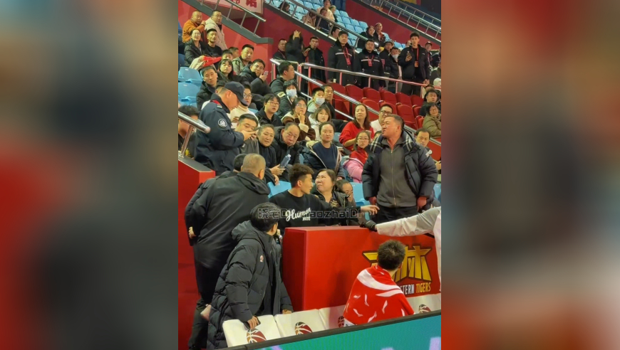 这是为何？孙铭徽携带家人观赛却被安保问候家人 现场爆发激烈冲突