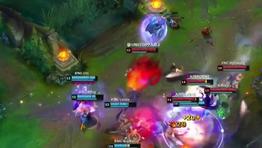 LOL：Uzi从来都不是四保一，而是一拖四，向前闪现击溃远古龙Buff