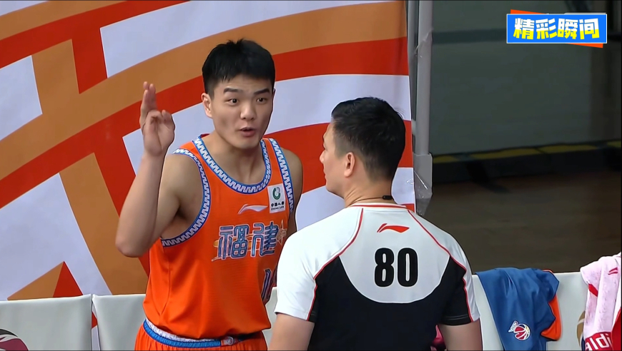 动作太脏！黎伊扬掏裆克里斯裁判直接将其驱逐 前者一度给裁判发誓