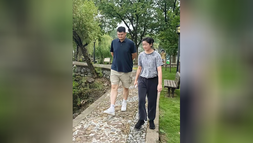 偶遇姚明一家苏州游玩！15岁姚沁蕾身高已接近2米